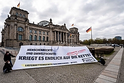 Aktion vor dem Bundestag (Foto: Micha Initiative)